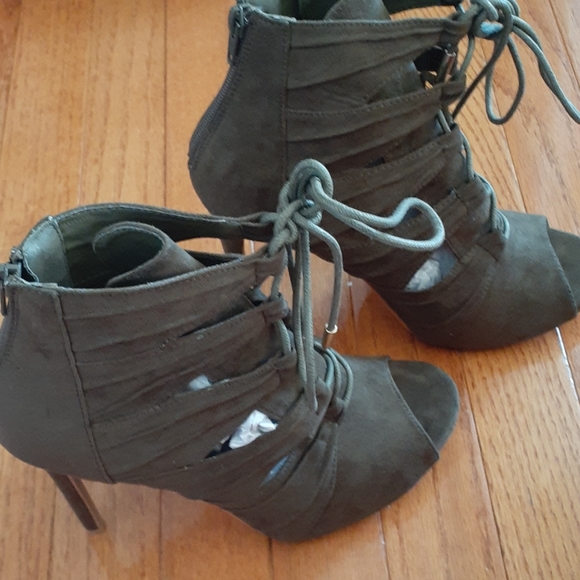 🥳🥳SOLD🥳🥳Olive ankle bootie - Picture 2 of 4